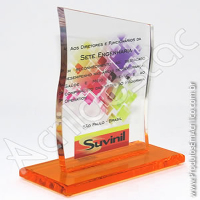 Troféu em acrílico cristal (transparente) Vertical com corte no topo em grau e a partes laterais em curvadas