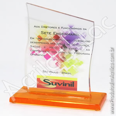 Troféu em acrílico cristal (transparente) Vertical com corte no topo em grau e a partes laterais em curvadas