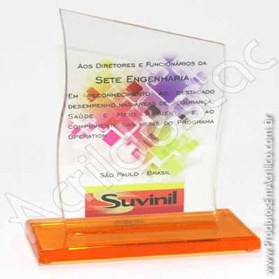 Troféu em acrílico cristal (transparente) Vertical com corte no topo em grau e a partes laterais em curvadas