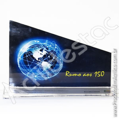 Troféu em recorte especial, conforme layout enviado pelo cliente, a laser, com impressão digital em U.V.