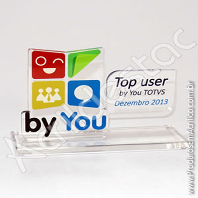 Troféu em recorte especial, conforme layout enviado pelo cliente, a laser, com impressão digital em U.V.